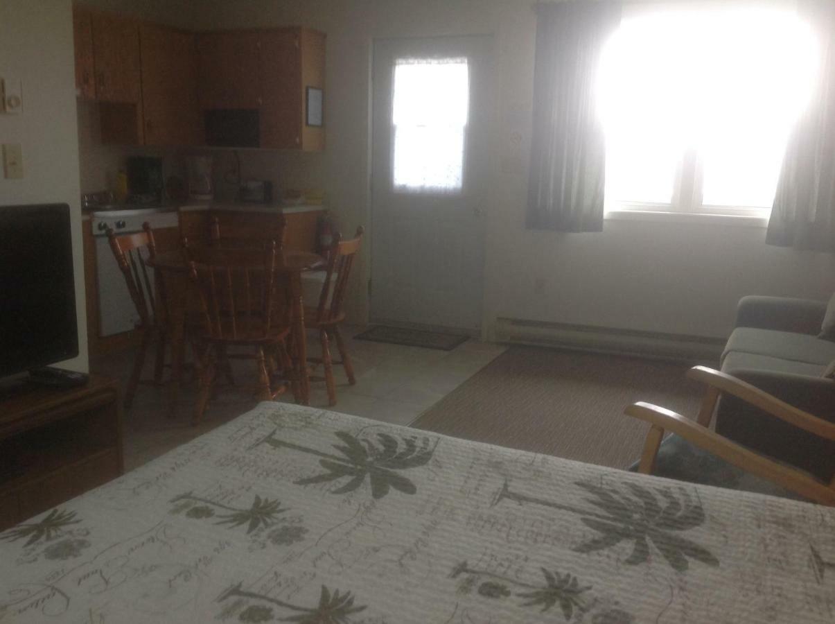 Burton'S Sunset Oasis Motel Bay Saint Lawrence Esterno foto